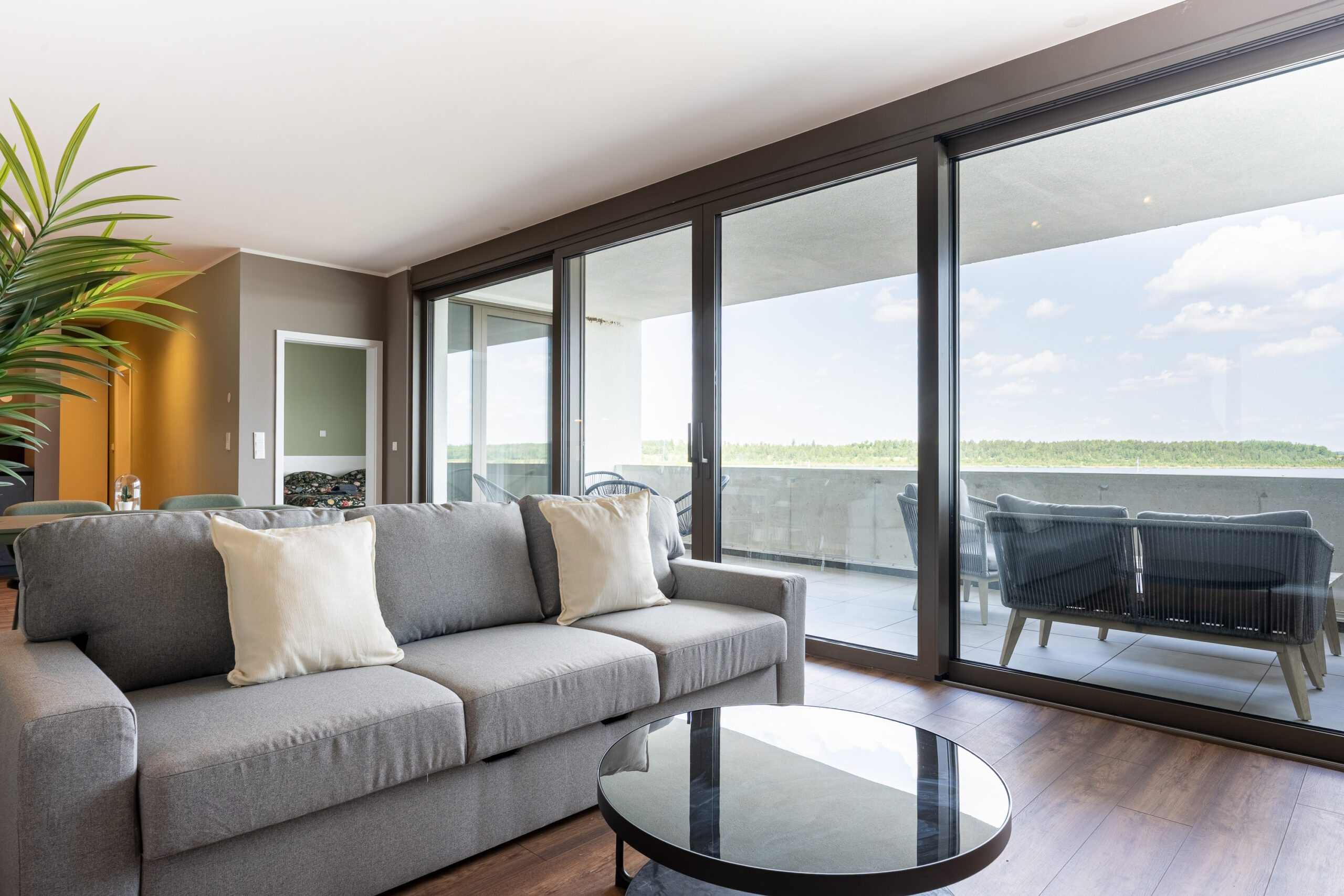 HAFEN6 Apartments Zwenkau — modernes Apartment mit Loggia und Seeblick